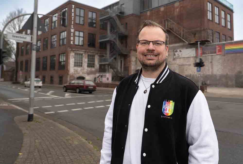 Thorsten Jansen, erster Vorstand des Bocholt Pride e.V., vor dem Textilwerk in Bocholt, dem Ausrichtungsort der Grenzlandkonferenz 2026