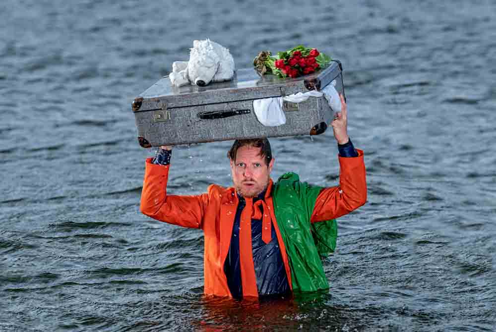Patrick Nederkoorn mit Koffer im Wasser