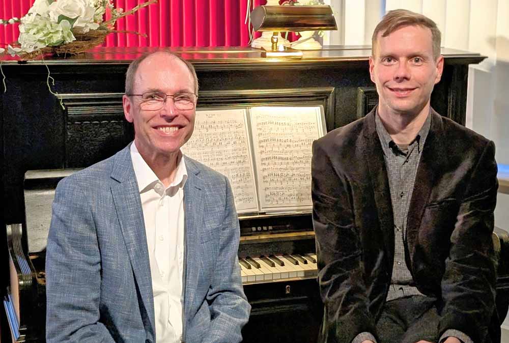 Thomas Eicher und Martin Brödemann sitzen an einem Klavier