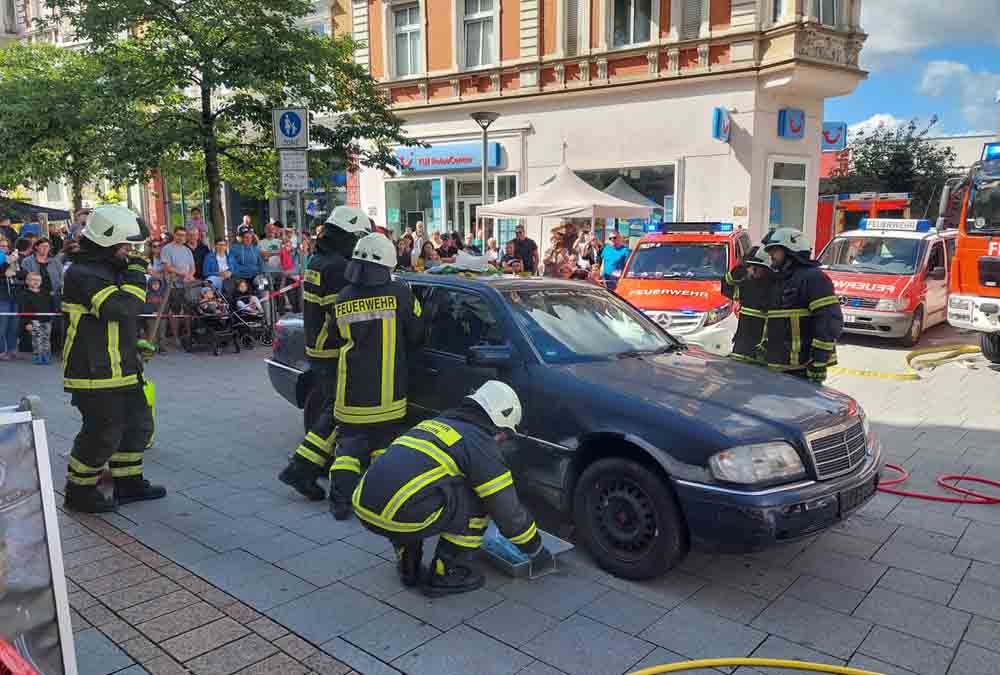 Demonstration der Feuerwehr auf der Blaulichtmeile