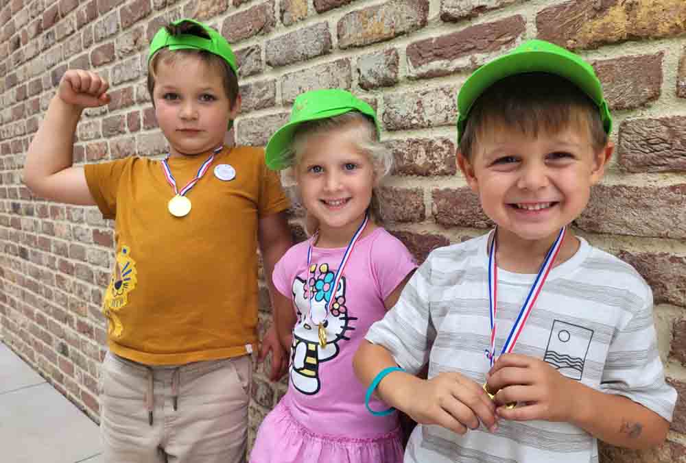 Drei Kindergartenkinder mit Medaillen