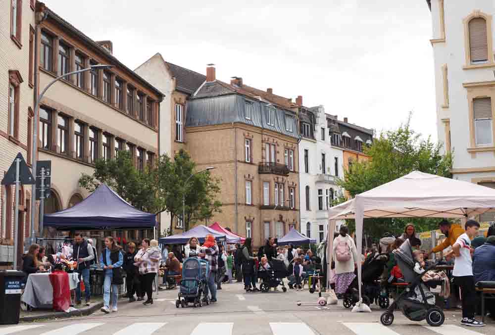 Menschen beim Stadtteilfest Freigerichtviertel