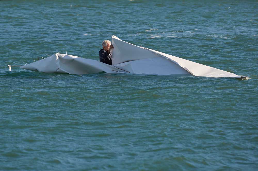Frank Bölter baut Papierboot im Wasser auf