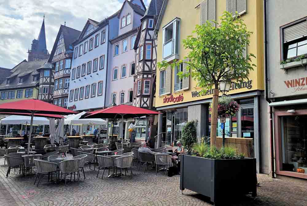 Mobiler Pflanzkübel auf dem Marktplatz