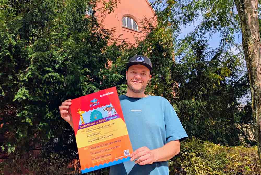 Tim Langer vom Kulturbüro der Stadt Herten präsentiert das neue Plakat