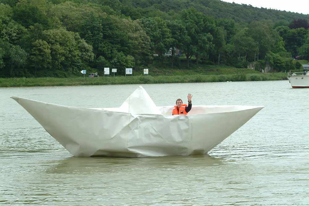 Frank Bölter, Stipendiat der ersten Stunde, in seinem überdimensionalen Papierboot