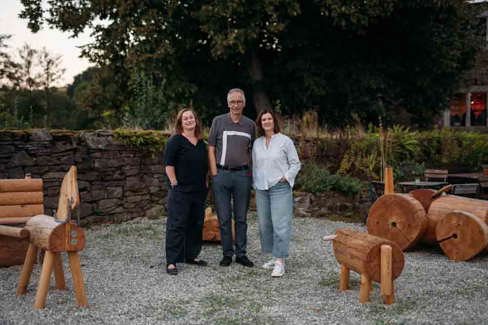 Bianka Zydek, stellvertretende Betriebsleitung und Leitung Gästehäuser, Harald Kühlborn, 1. Vorsitzender des Fördervereins Wasserschloss Wülmersen und Sabine Schmidt, Haus- und Museumsleitung, Wasserschloss Wülmersen