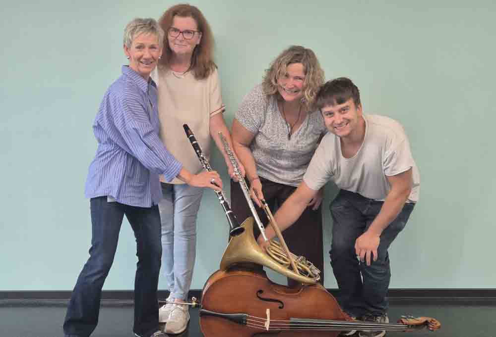 Dozenten der Musikschule mit Instrumenten