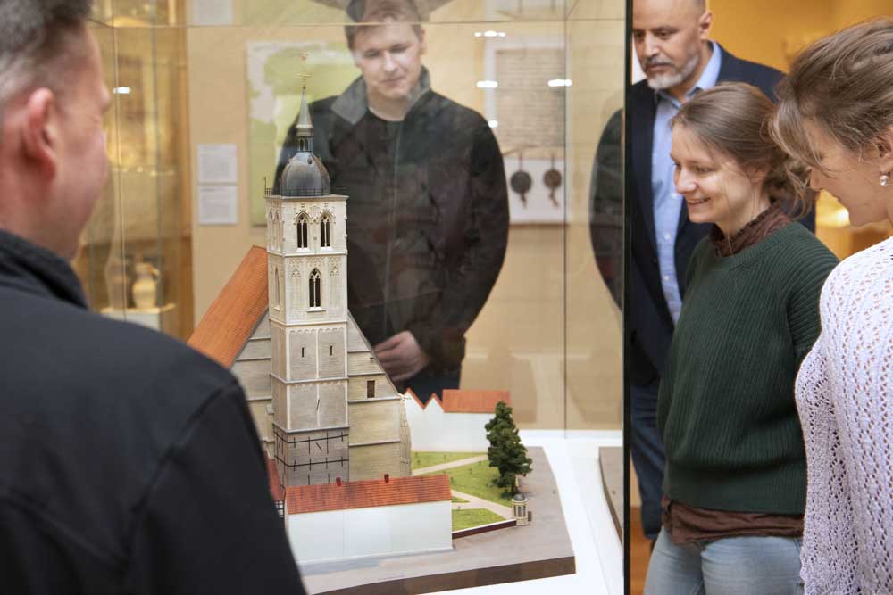 Menschen betrachten das Modell der Lambertikirche