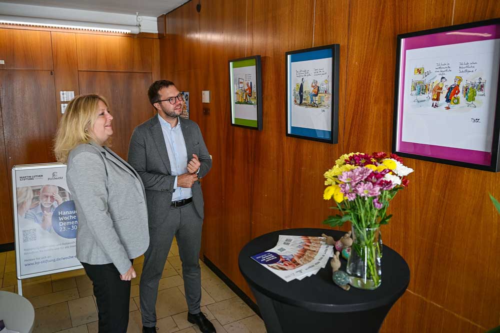 Bürgermeister Dr. Maximilian Bieri und Tanja Berger, Leiterin des Seniorenbüros, bei der Ausstellungseröffnung