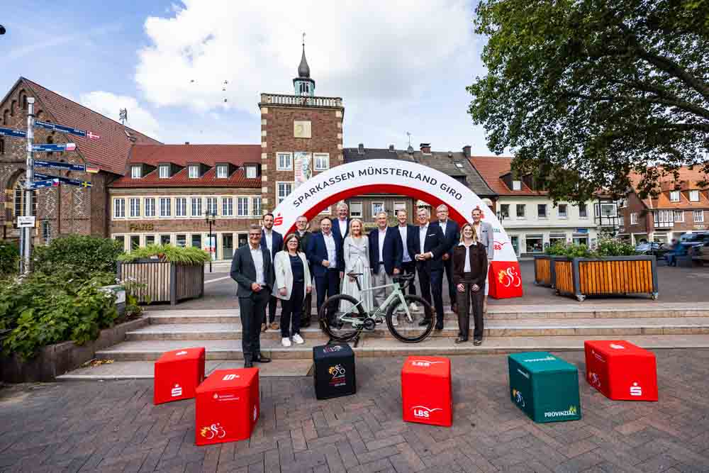 Münsters Oberbürgermeister Tilman Fuchs, Philipp Kern (Brillux), Maren Danigel (LBS), Dr. Linus Tepe (Kreisdirektor Kreis Coesfeld), Dr. Kai Zwicker (Landrat Kreis Borken), Jürgen Büngeler (Sparkasse Westmünsterland), Borkens Bürgermeisterin Mechtild Schulze Hessing sowie Klaus Richter (Vorstandvorsitzender der Sparkasse Münsterland Ost), Fabian Wegmann (Sportlicher Leiter des Sparkassen Münsterland Giro), Norbert Hypki (Vorstandvorsitzender der Sparkasse Westmünsterland), Rainer Bergmann (Gesamtleiter des Sparkassen Münsterland Giro), Jana Mathmann (Projektleiterin des Sparkassen Münsterland Giro) und Kerstin Dewaldt (Leiterin des Sportamts der Stadt Münster)