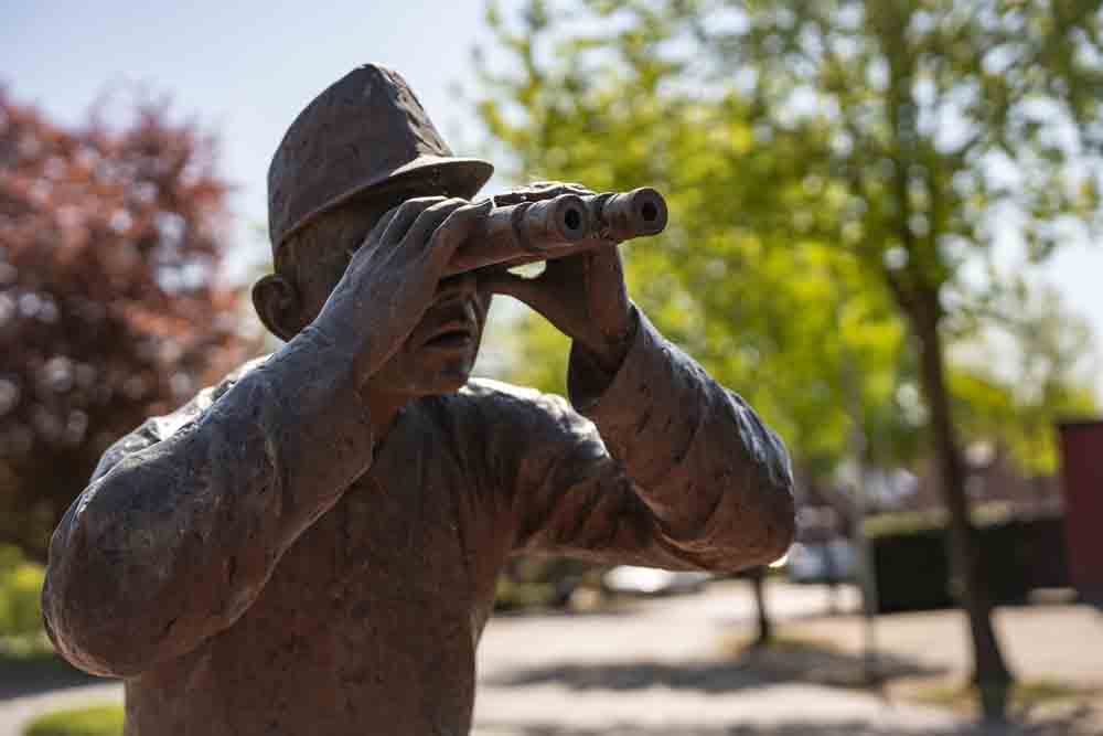 Statue von Person mit Fernglas