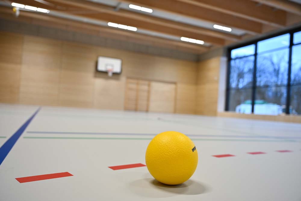 Ball liegt in der Willi-Rehbein-Halle