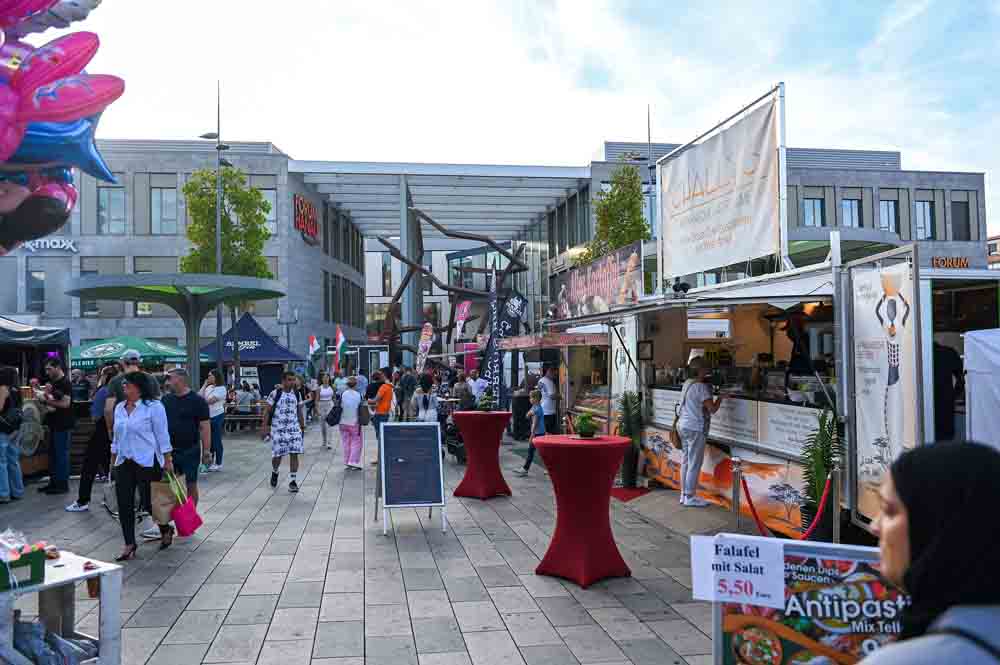 Menschen auf dem Street Food-Festival