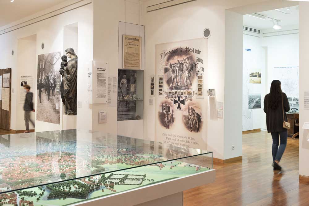 Menschen in der Ausstellung „Stadtgeschichte ab 793"