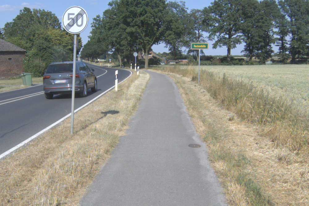 Blick auf Straße und Radweg in Tönisvorst