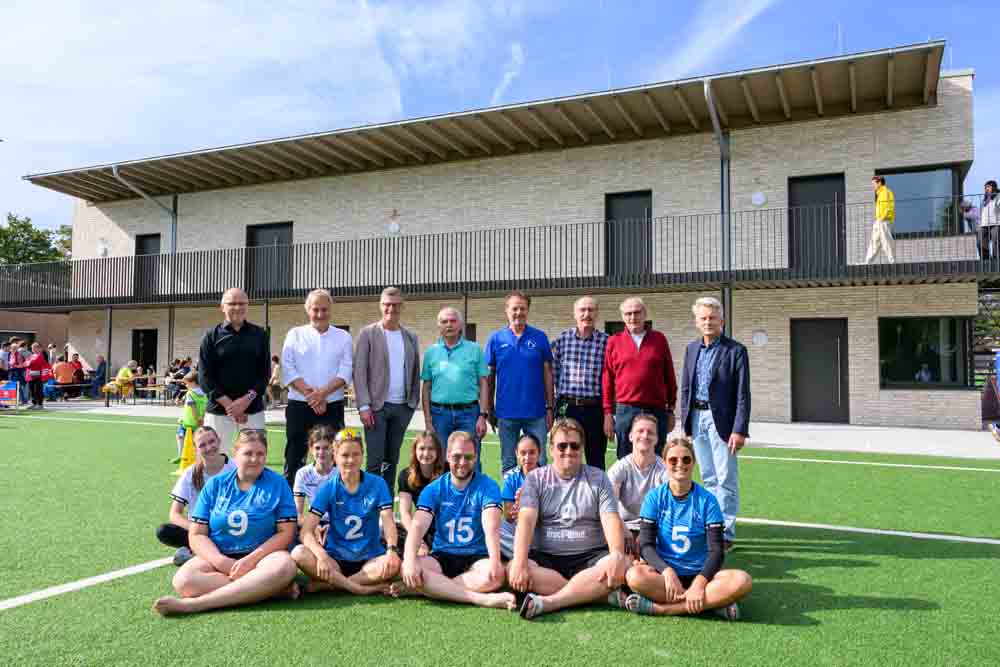 Gemeinsam mit weiteren Vertreterinnen und Vertretern des SV Blau-Weiß Aasee weihten Oberbürgermeister Tilman Fuchs (hinten 3.v.l.), der Vorsitzende des SV Blau-Weiß Aasee, Hugo Domin (hinten 2.v.l.), und Thomas Paal (hinten r.), Beigeordneter für Bildung, Jugend, Familie und Sport, das neue Funktionsgebäude auf der Sportanlage an der Bonhoefferstraße ein