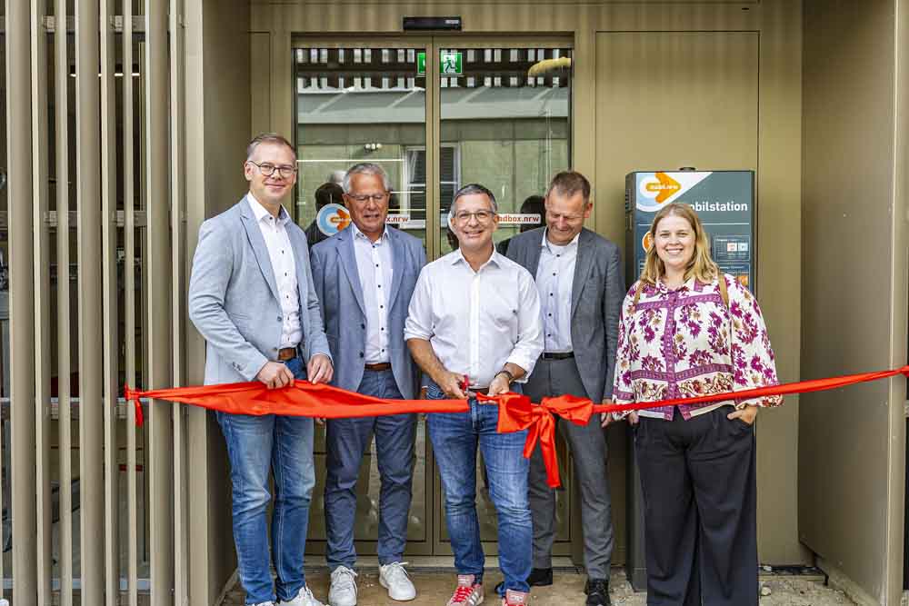 Dominique Lahme (HGB-Geschäftsführer), Reinhard Bartsch (Stadtwerke-Geschäftsführer), OB Marc Herter, Stadtbaurat Andreas Mentz und Annabelle Kaufhold (Vorsitzende HGB-Aufsichtsrat) haben das Radparkhaus eingeweiht