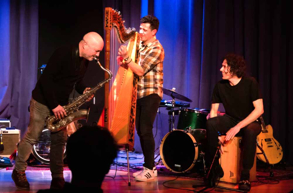 Manuel Beutke (Cajon/Percussion, r.), Johannes Köppen (Saxophon, l.) und Alberto Sanchez (Harfe) auf der Bühne