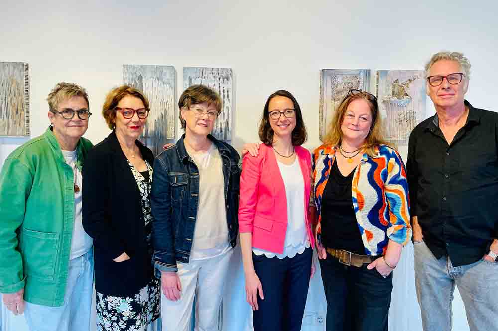 Museumsleiterin Dr. Sandra Hertel (4.v.l.) mit dem Künstlerkollektiv „trans_form_art" (v.l.n.r.) Claudia Karweick, Barbara Müller, Petra Eick, Brigitte Felician Siebrecht und Mathias Schubert
