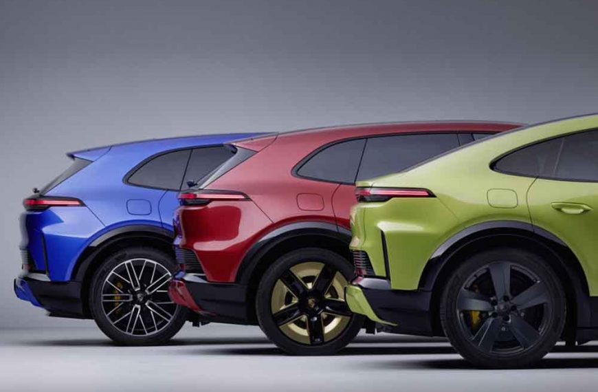 Cayenne Turbo Electric, saphirblaumetallic (M5J), Cayenne S Electric, rubinrotmetallic (M3X), Cayenne Turbo Coupé Electric, peridotmetallic (2S1), Farbe nach Wahl, 2026