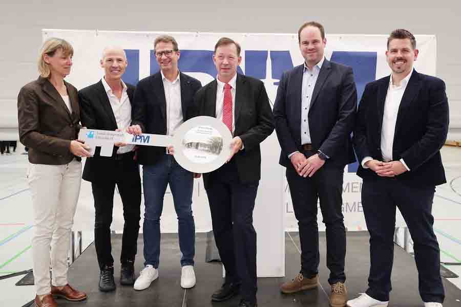 Thomas Schwindowski, stellvertretender Leiter des Amtes für Schule und Bildung, Michael Köhler, technischer Geschäftsführer der IPM, Stadtdirektor Burkhard Hintzsche, Torsten Petter, Schulleiter des Geschwister-Scholl-Gymnasiums, Michael Suermann, Schulleiter des Heinrich-Hertz-Berufskollegs, sowie Anke Kemmerle, erweiterte Schulleitung des Technischen Berufskollegs Färberstraße