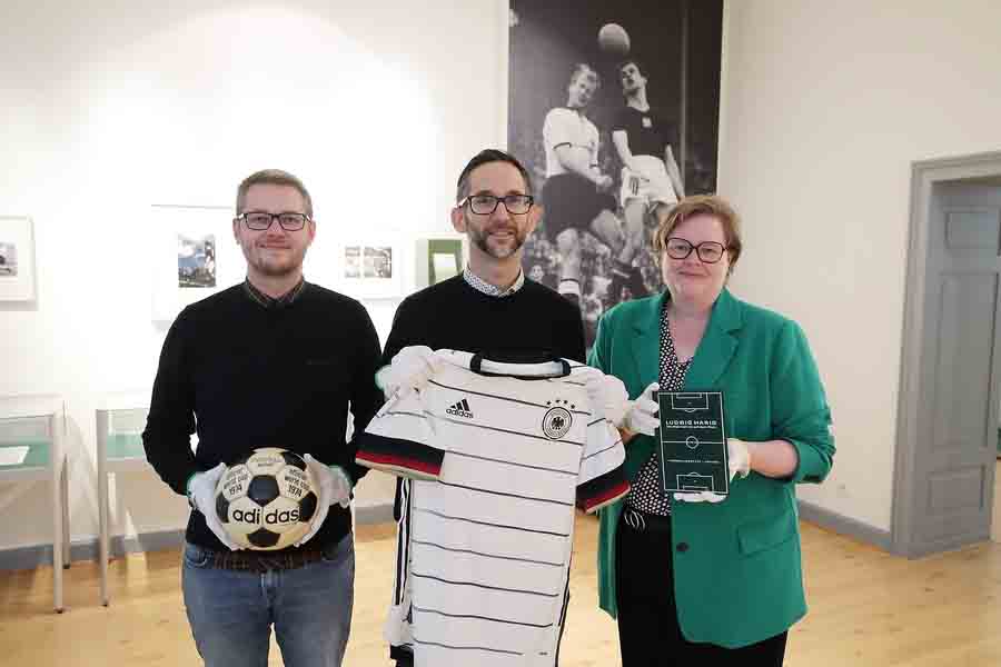 Die Kuratoren Lukas Pawlowsky und Jan-Birger von Holtum mit Direktorin Dr. Sabine Brenner-Wilczek