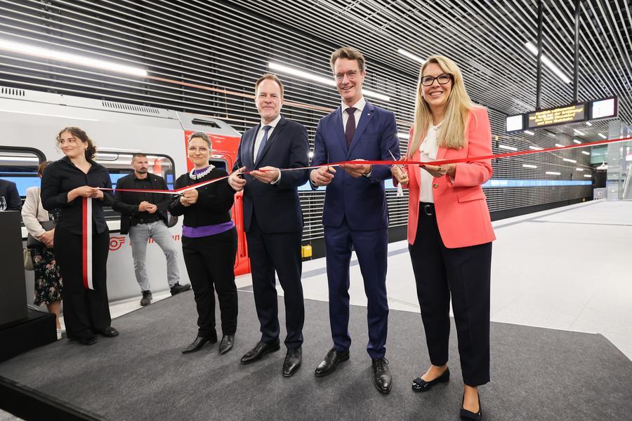 Dr. Claudia Elif Stutz, Staatssekretärin im Bundesministerium für Verkehr, Oberbürgermeister Dr. Stephan Keller, NRW-Ministerpräsident Hendrik Wüst und Rheinbahn-Vorständin Annette Grabbe