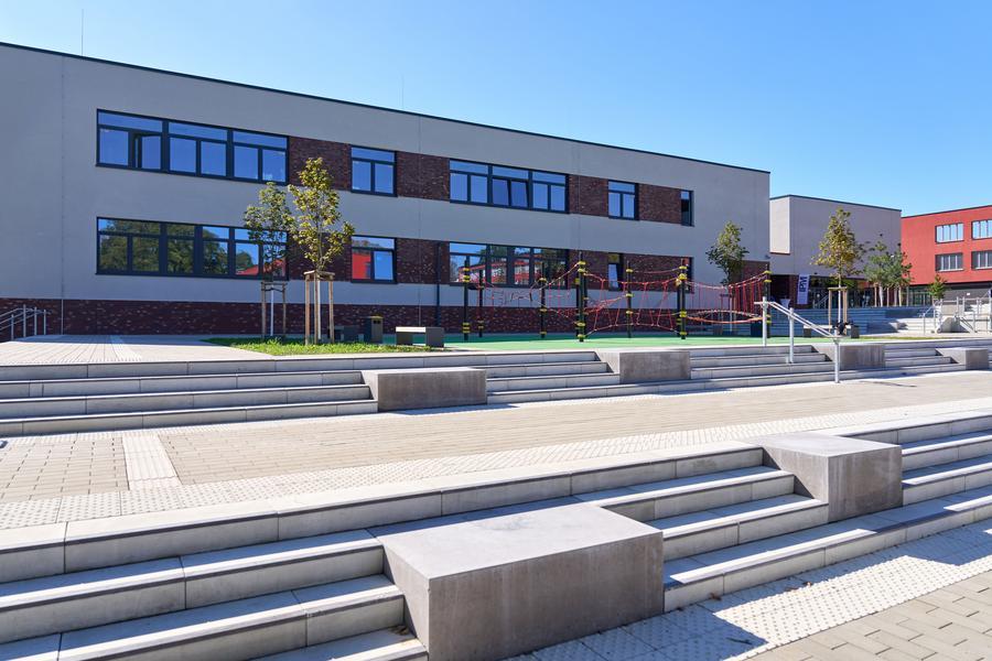 Blick auf den neuen Schulhofbereich am Gymnasium Gerresheim