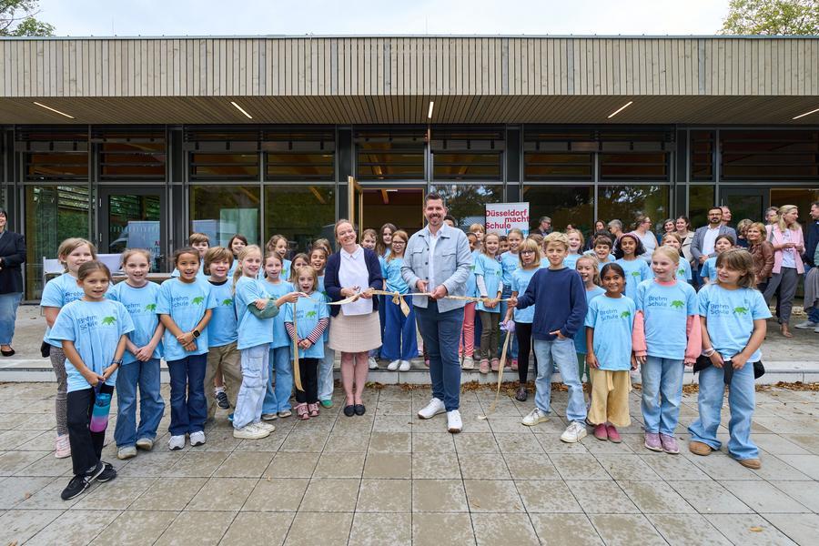 Thomas Schwindowski, stellvertretender Leiter des Amtes für Schule und Bildung, und Andrea Knopper, Schulleiterin der Brehmschule, eröffneten die neue Mensa