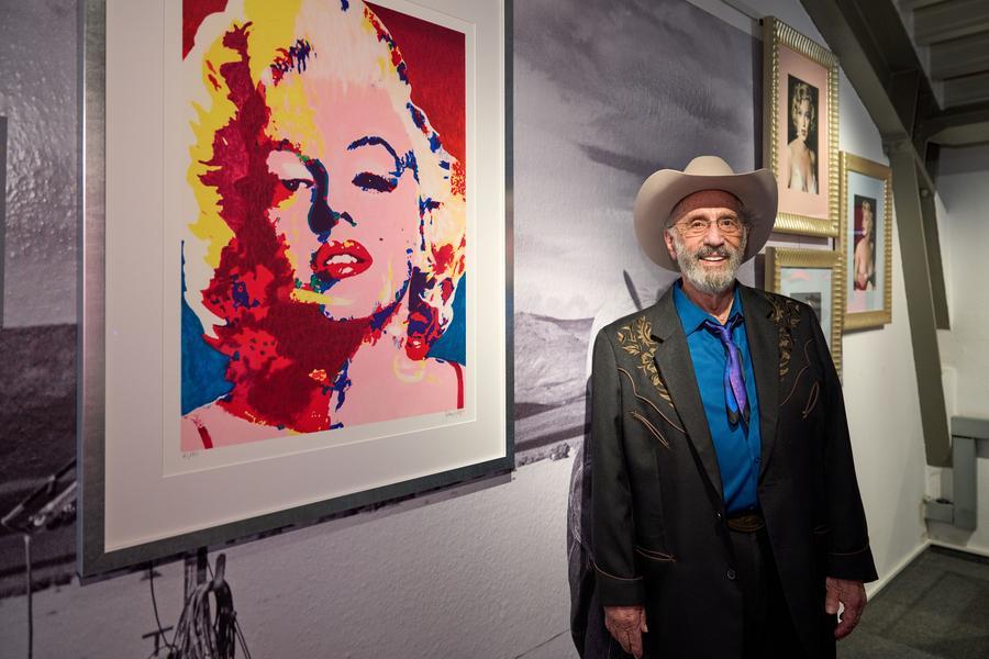 James Francis Gill neben Werk von Marilyn Monroe