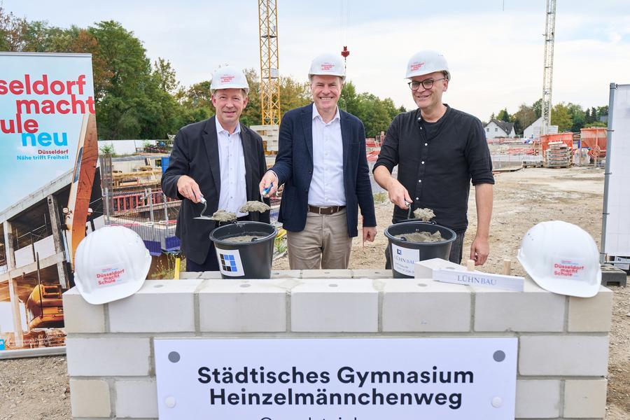 Oberbürgermeister Dr. Stephan Keller (m.), Stadtdirektor Burkhard Hintzsche (l.) und Kai Ißler, Vertreter der Schule