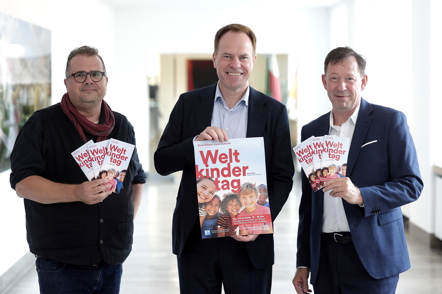 Oberbürgermeister Dr. Stephan Keller hat gemeinsam mit Stadtdirektor Burkhard Hintzsche und Stephan Glaremin, Leiter des Amtes für Soziales und Jugend