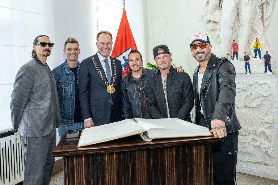 Oberbürgermeister Dr. Stephan Keller mit A.J. McLean, Brian Littrell, Howie Dorough, Kevin Richardson und Nick Carter