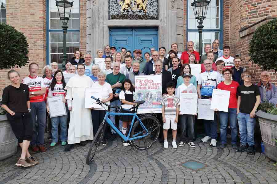 Alle Preisträgerinnen und Preisträger des Stadtradelns 2026 auf dem Marktplatz vor dem Rathaus