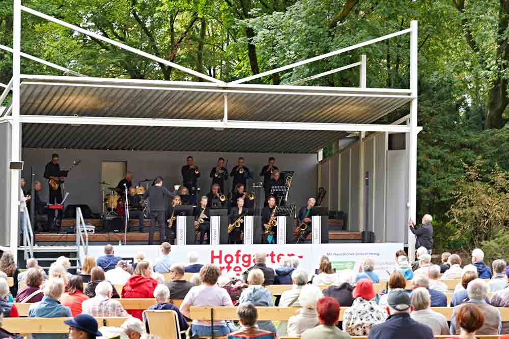 Publikum bei einem Auftritt bei den Hofgartenkonzerten