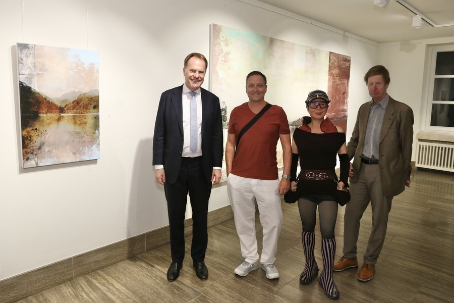 berbürgermeister Dr. Stephan Keller eröffnete die Ausstellung zusammen mit Künstler Dieter Nuhr, Malerin Jiny Lan und Kruator Prof. Dr. Robert Fleck