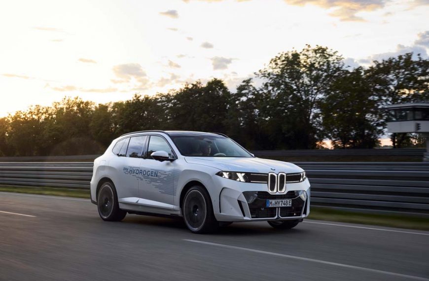 BMW iX5 Hydrogen auf der Straße