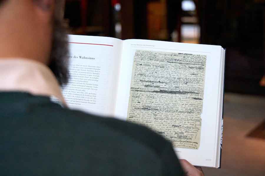Dr. Alexander Berner liest aus einem Buch