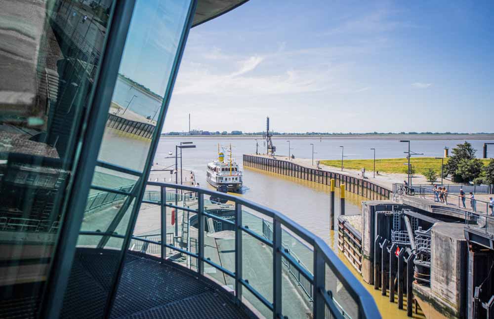 Blick auf die Sportbootschleuse am Neuen Hafen