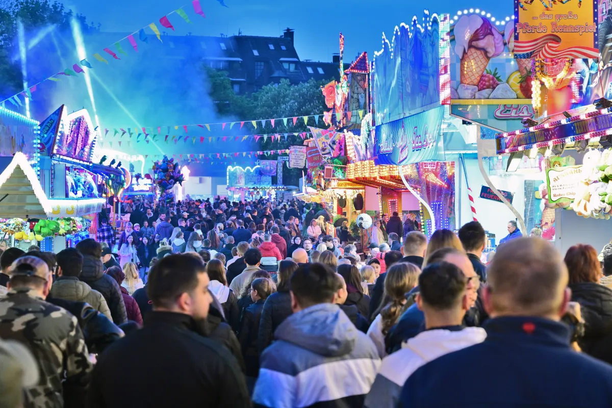 Menschenmasse auf der Sprödentalkirmes