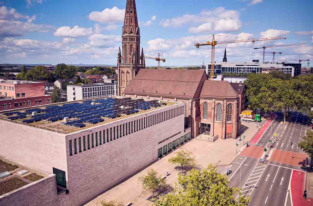 Außenansicht: Anneliese Brost Musikforum mit Straße