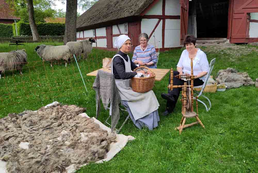 Personen beim Mitmachtag im Freilichtmuseum Mueß
