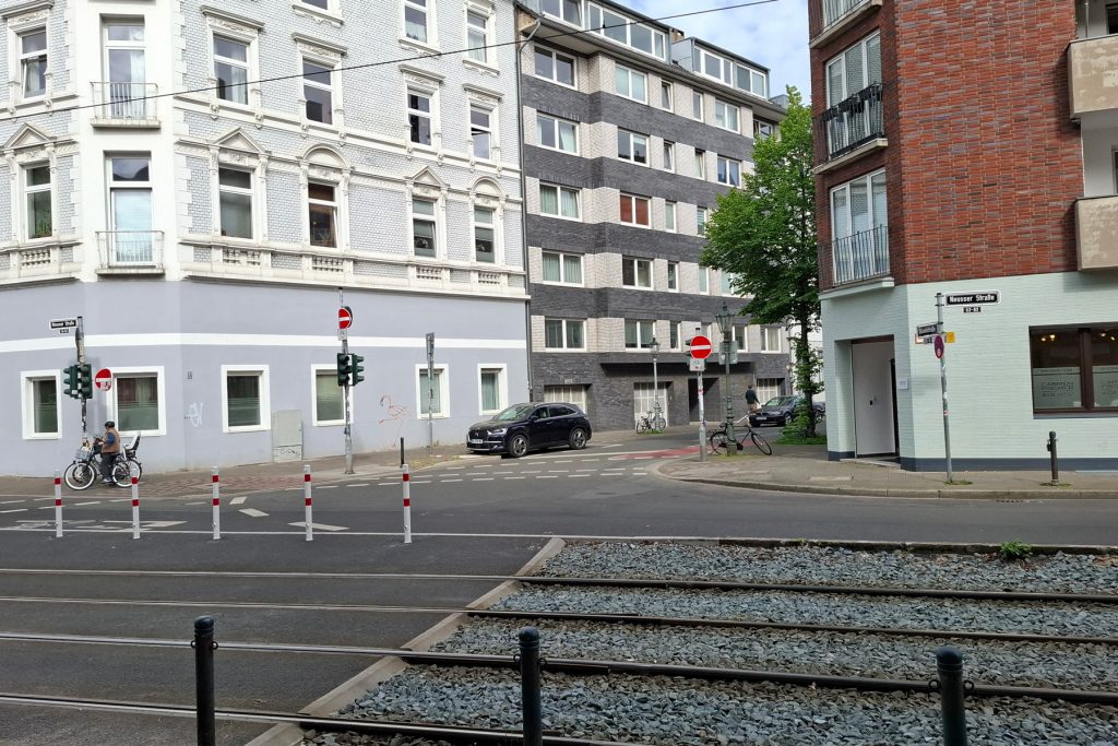 Neusser Straße: Bauarbeiten für neue Radverkehrsführung
