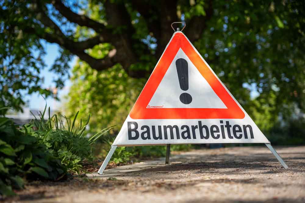 Warnschild zu Baumpflegearbeiten