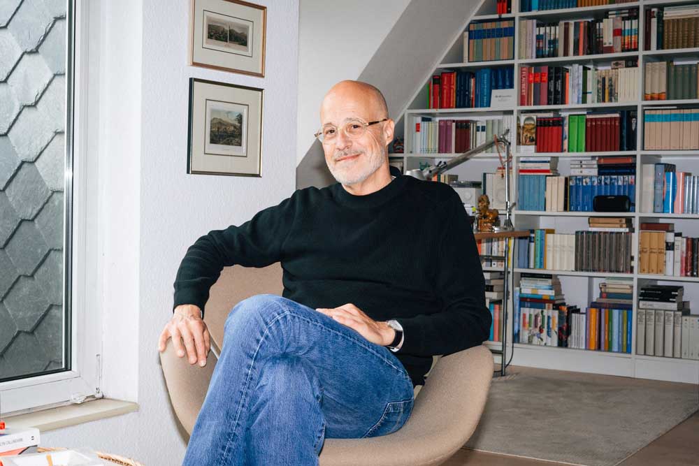 Daniel Haas sitzt in einem Stuhl
