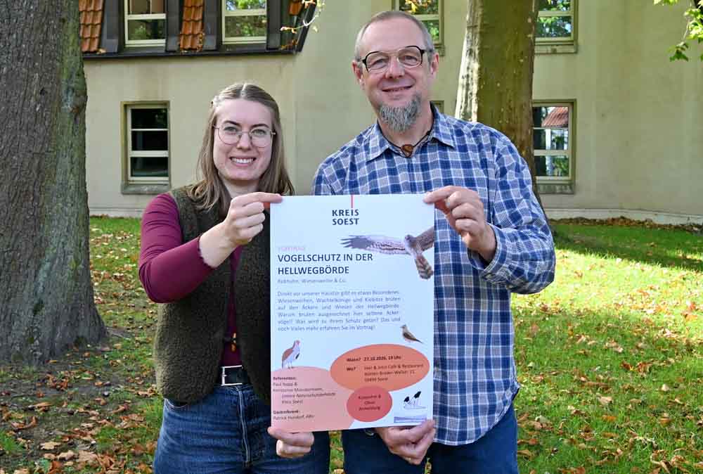Konstanze Münstermann und Paul Napp aus der Unteren Naturschutzbehörde stellen das Plakat vor
