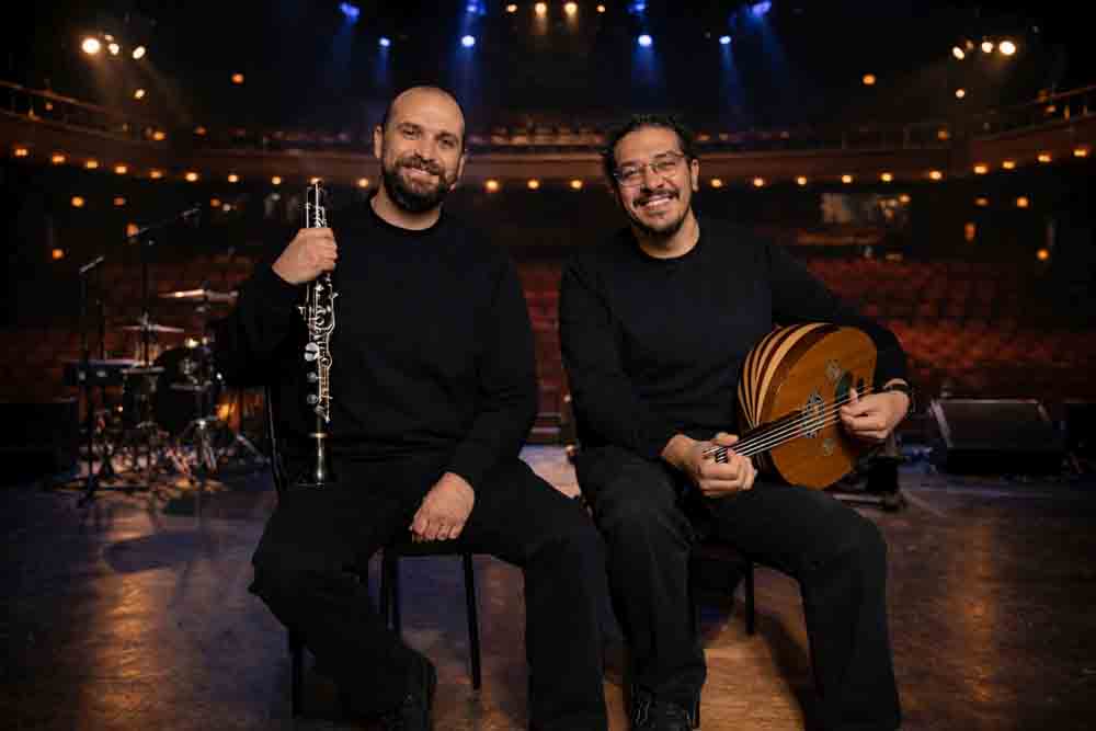 Selawy & Hamboz sitzen auf einer Bühne