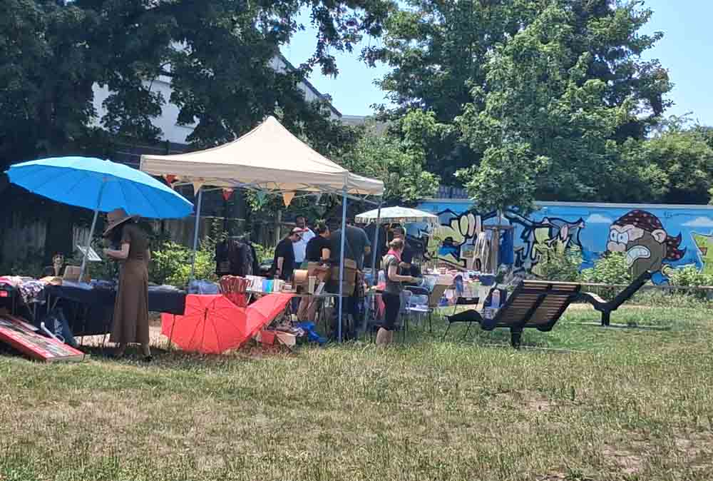 Menschen beim Hafenquartierfest