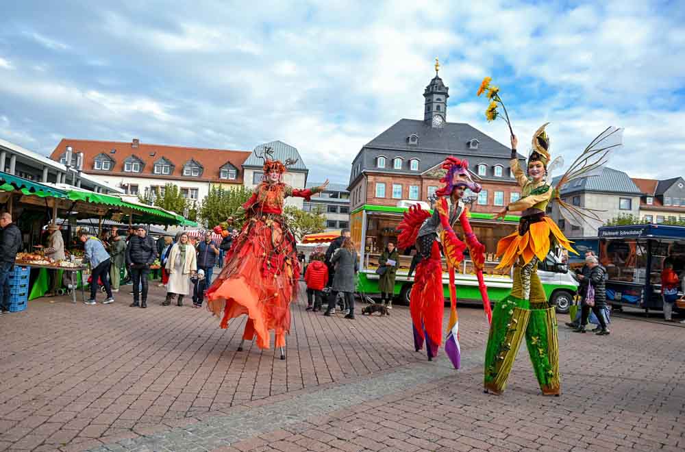 Stelzenläufer auf dem Marktplatz